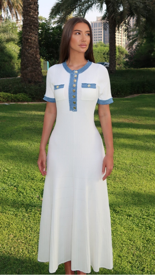 Damska Sukienka Maxi z Kontrastowym Niebieskim Kołnierzykiem oraz Krótkimi Rękawami i Złotymi Guzikami